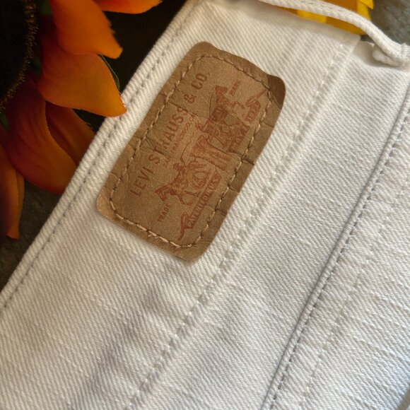 Levi’s Classic Denim Jean Shorts in White, Size 8 (NEW) - Picture 5 of 16